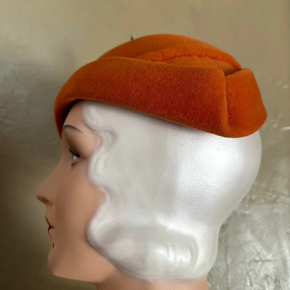 IMPOSING 1950s' DESIGNER MR. JOHN ORANGE FELT CLOCHE + NAVY/WHITE FEATHERS - Picture 6 of 11